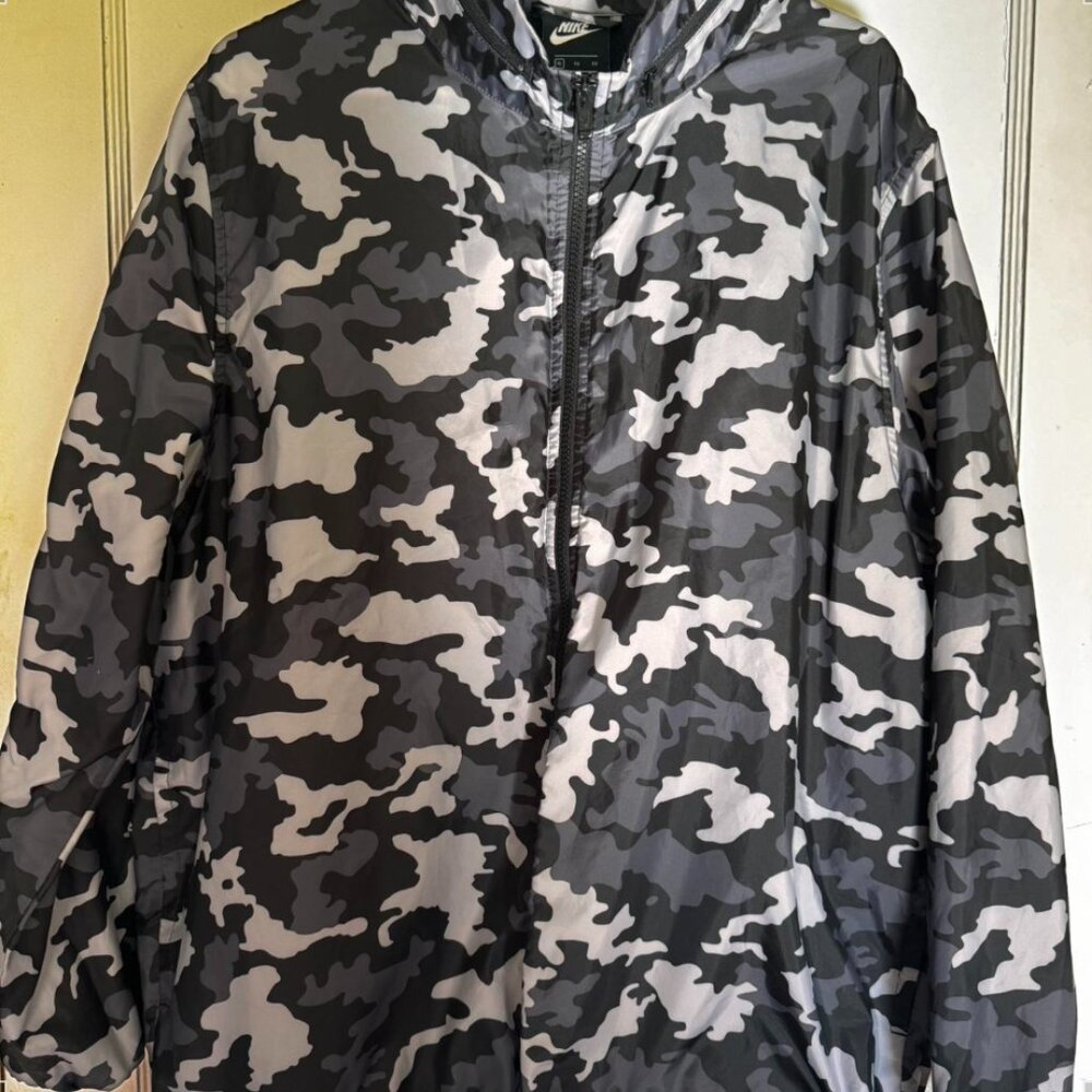 Nike Windbreaker – Men's Medium Gray Camo Lightweight Hooded Jacket